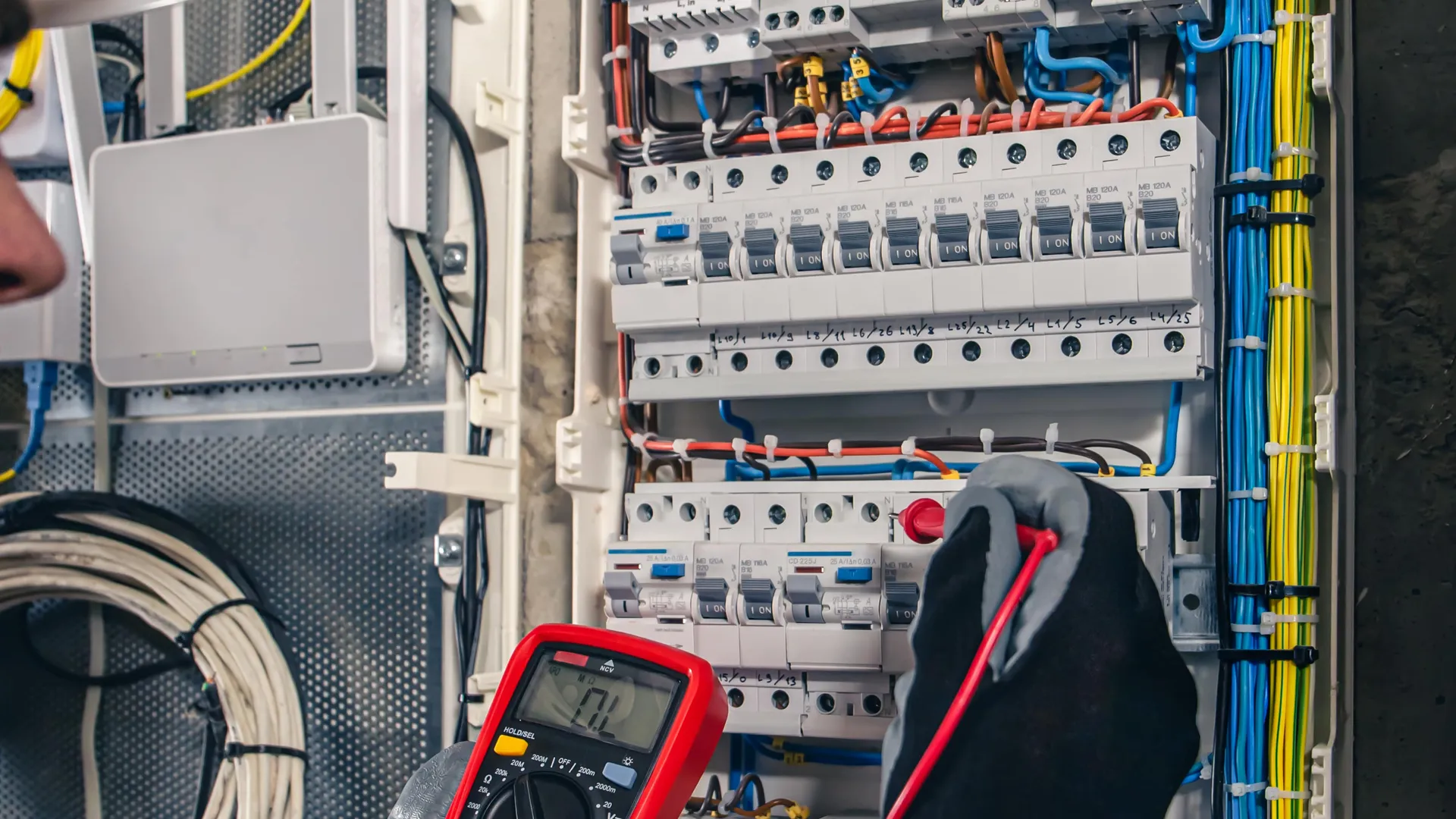 Elektriker bei der Arbeit am Schaltkasten